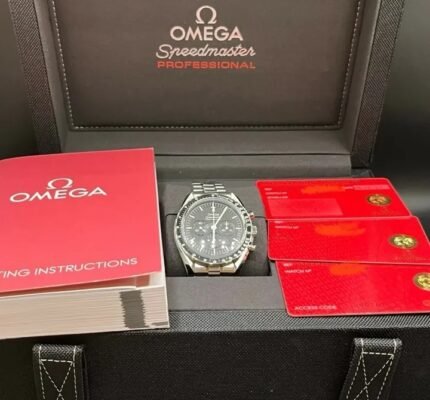 Omega Speedmaster Moonwatch "Sandwich Saphir" 310.30.42.50.01.002 – Modèle 2025 jamais porté